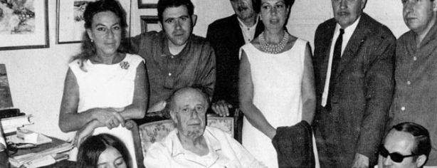 Els darrers dies del poeta a la Pensió Roca amb alguns amics, entre ells Miquel Capalleras (dret, l'últim a la dreta)